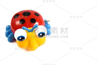 一个儿童的彩色拨浪鼓玩具新生儿在白色的背景。隔离。关闭。