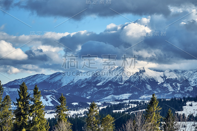 美丽的全景无人机看到太特拉山脉(太特拉，太特拉)-山脉之间的斯洛伐克和波兰-他们是喀尔巴阡山脉的最高