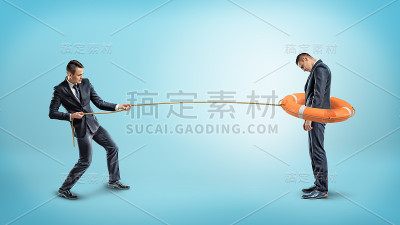 一个商人用一个橙色的救生圈作为套索抓住了另一个人
