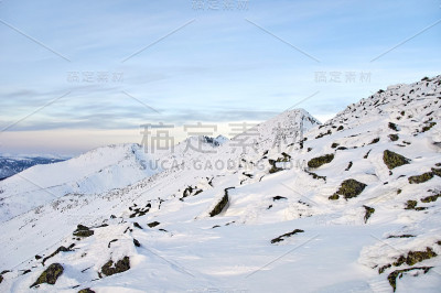 徒步登山。积雪盖顶的山脉。