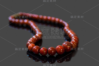 棕色碧玉珠孤立在黑色背景上