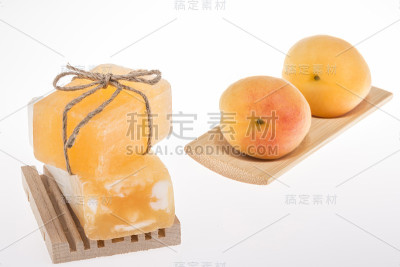 天然肥皂条和杏子上的白色水果