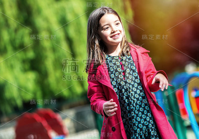 快乐可爱的小女孩在操场上