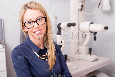 戴眼镜的漂亮女人
