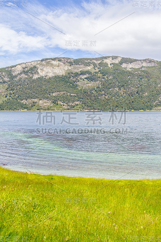 火地岛国家公园海岸小径上的山脉和比格尔海峡