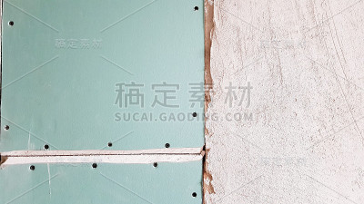 石膏板建筑中未完工的墙壁，由石膏板制成。部分墙壁用石膏板包裹着。石膏板用螺栓固定在墙上，以备抹灰使用