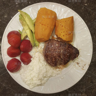 米饭配肉和水果