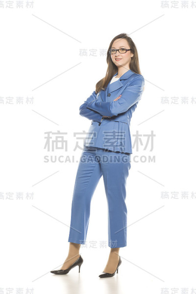 年轻的女商人双臂交叉站在白色的背景上