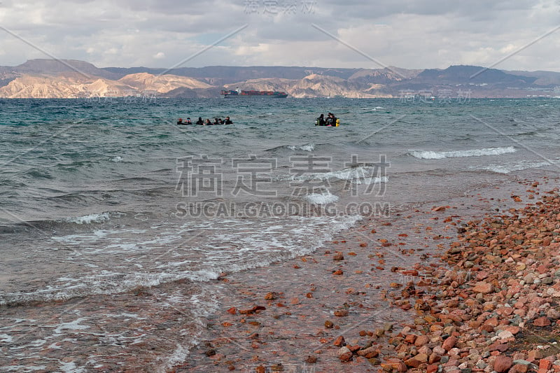 潜水员在亚喀巴的红海上