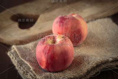 新鲜的白桃子