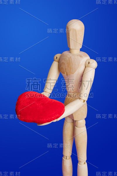 木制玩具人物与心在蓝色