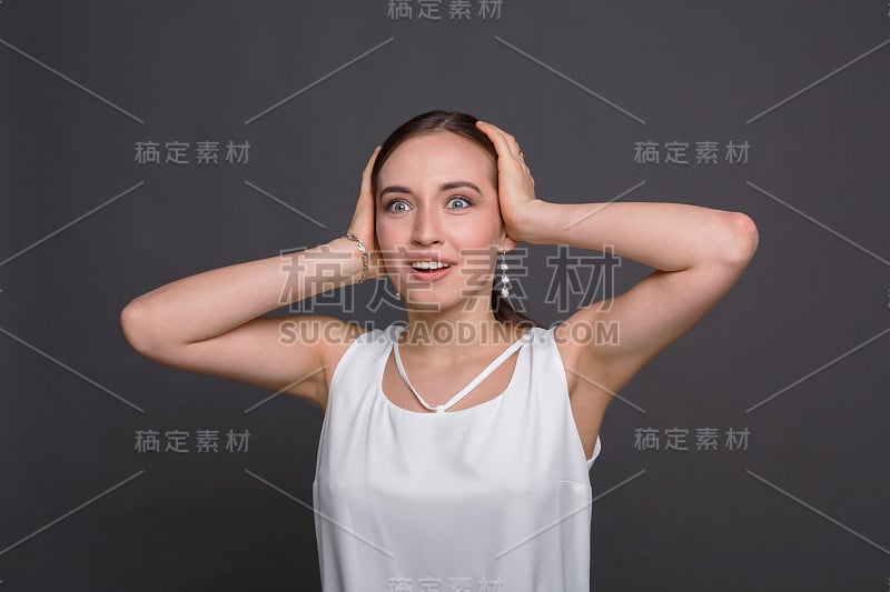 震惊快乐的女人用手摸了摸她的头