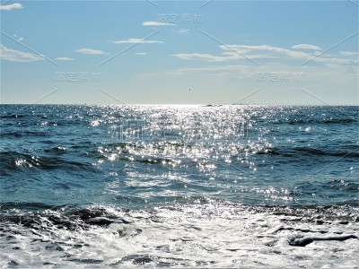 8月。日本。午后阳光下的海景。