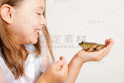 彩色图像的年轻公主微笑的青蛙