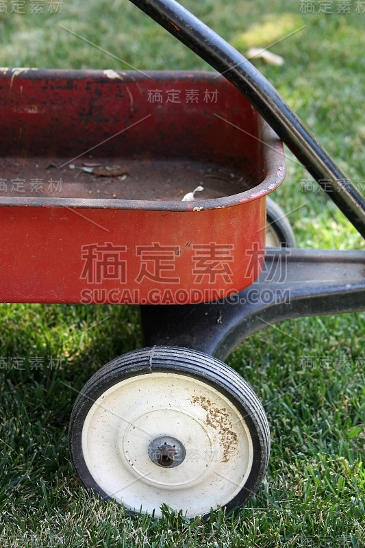 孩子破旧的红色小马车
