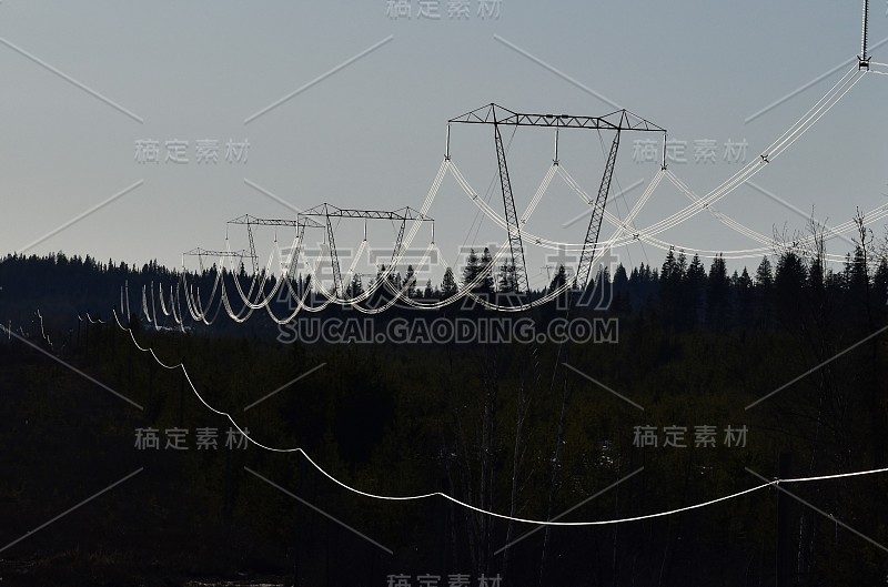 电线闪闪发光的输电线路。