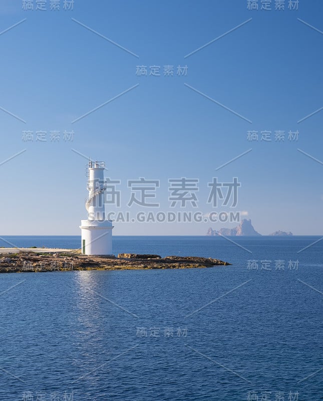 La Savina的白色灯塔，Formentera岛，与Es Vedr?背景是西班牙