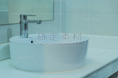 白色的陶瓷马桶