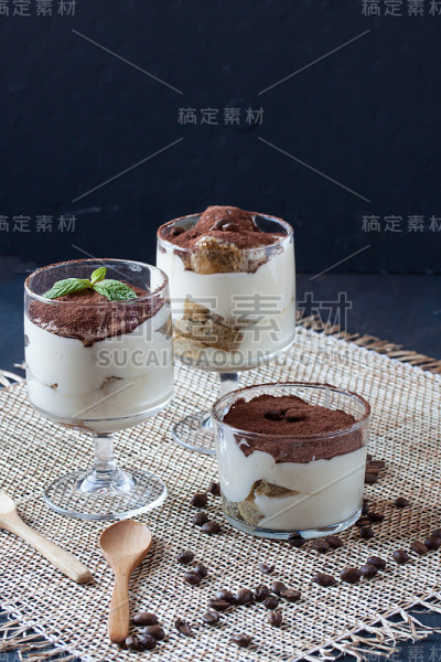 玻璃杯装的提拉米苏甜点