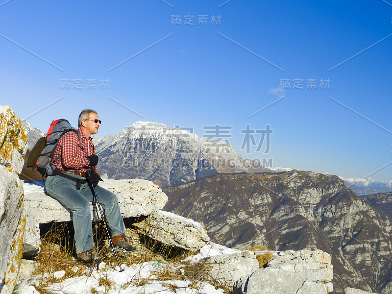 一个背着背包的男人在山上