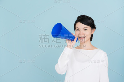 拿着扩音器的年轻女子