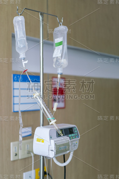 自动输液泵用于输液、药物或营养液和氯化钠或生理盐水液体iv冲洗透明滴管袋挂在医院病房的支架上