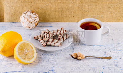 茶加黑糖，一个柠檬和威化饼