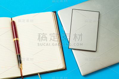 用钢笔和笔记本打开日记本