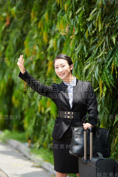 女人看着出租车