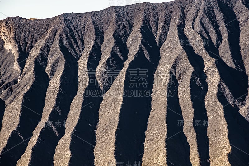 腾格里破火山口山沟波面形态。