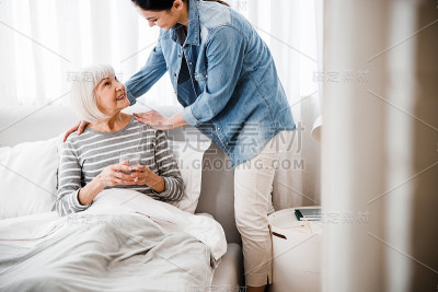 有爱心的成年孙女在家照顾祖母