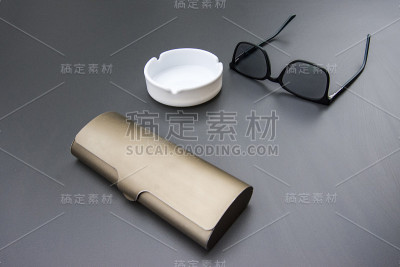 桌子上放着眼镜，极近距离拍摄，景深较浅
