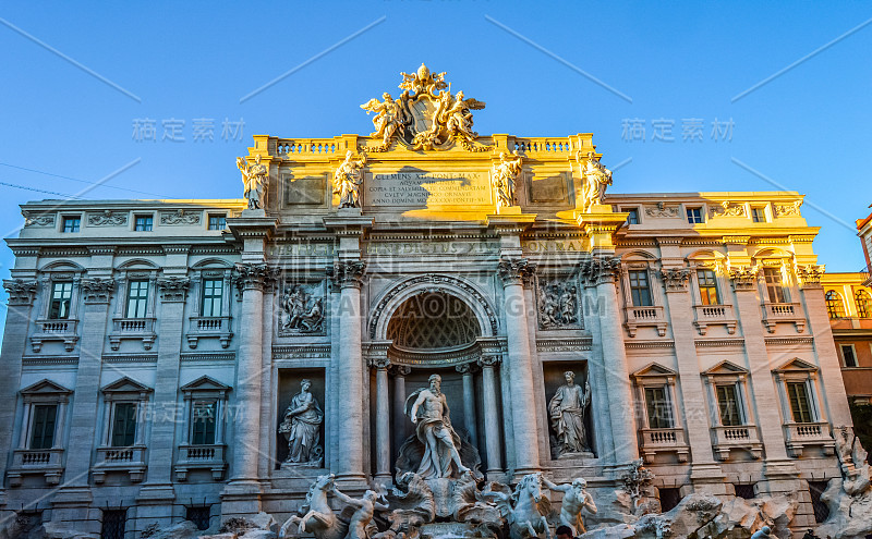 在旺季，意大利罗马的特莱维喷泉(Fontana Di Trevi Fountain)十分拥挤