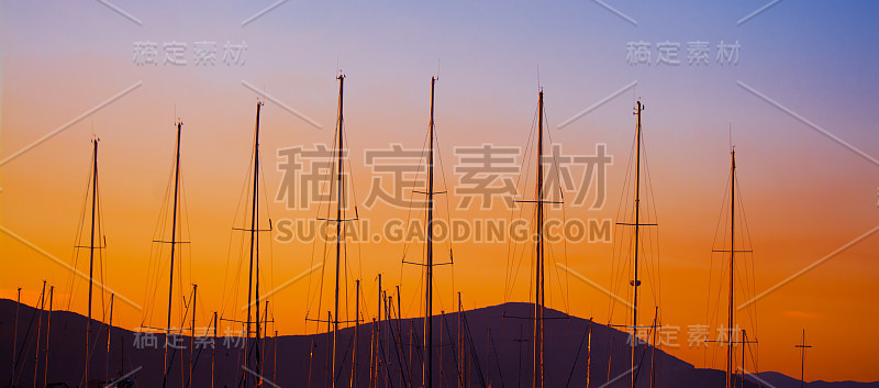 船桅在缤纷的夕阳下剪影
