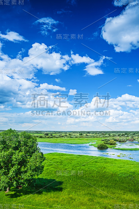 碧蓝多云的天空，美丽的洪水景观