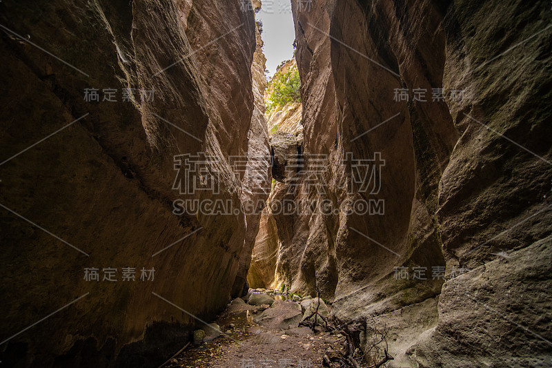 徒步旅行期间美丽的阿瓦卡斯峡谷峡谷。在塞浦路斯岛上拍摄的景观。