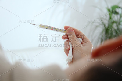 躺在床上的年轻妇女