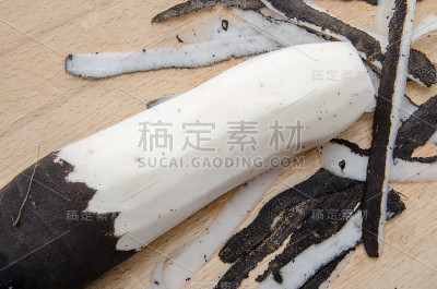 在木板上剥黑萝卜