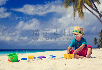 小男孩在沙滩上玩