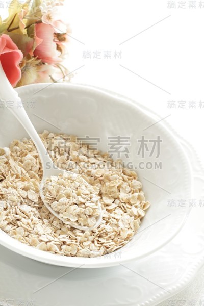 健康早餐，碗里燕麦芹菜粒