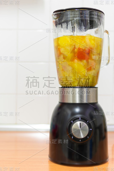 装满蔬菜的搅拌机随时可以开动