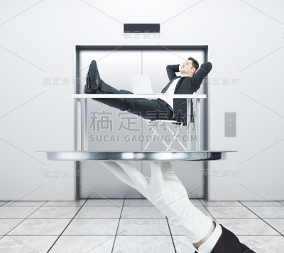 在电梯里放松的男人