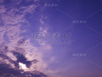 天空有戏剧性的多云日落和太阳