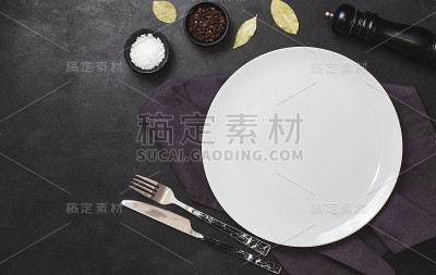 黑色的桌子和餐巾上放着黑色的石板。