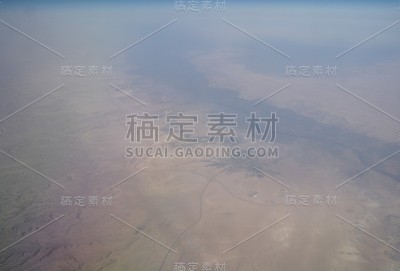 从飞机窗口看云和地球