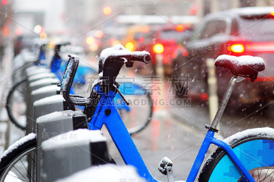 在纽约，租用覆盖着雪的城市自行车