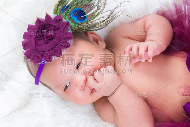 可爱的新生婴儿裹在白色的毯子里。