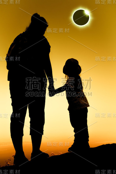惊人的自然科学现象。日全食在天空中发光。