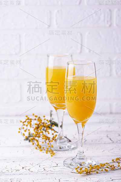 含羞草鸡尾酒加橙汁