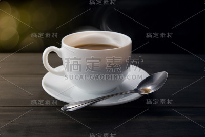 白色咖啡杯与烟在黑色背景。暗的背景